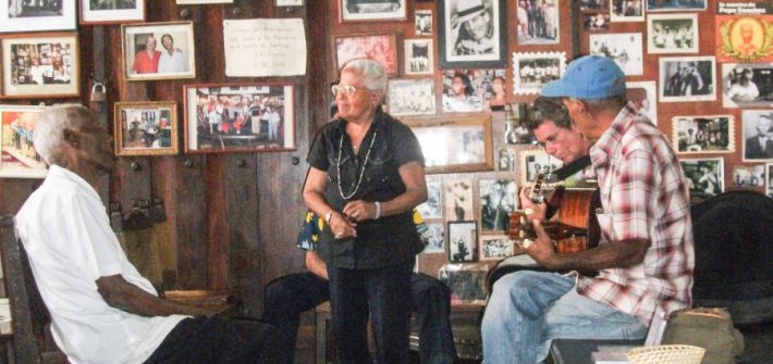 Bandje in café in Santiago de Cuba