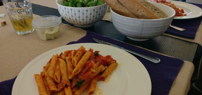 Pasta met rode pesto en veldsla