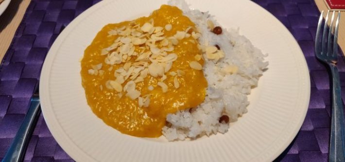 Kashmiri curry met fruit