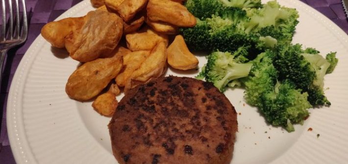 Moving Mountains Burger met aardappelpartjes en broccoli