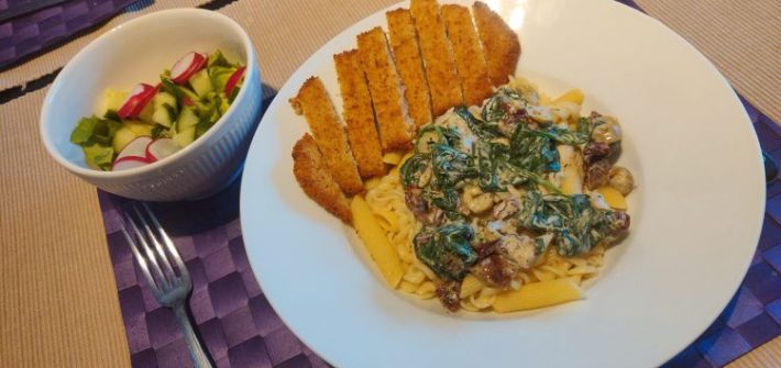 Pasta met vegetarische schnitzel en salade