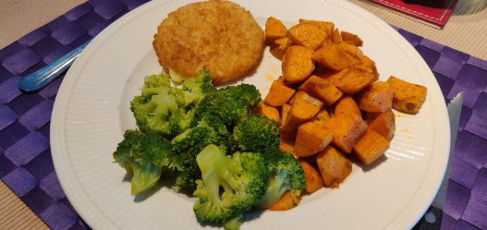 Vegan kaesschnitzel met broccoli en zoete aardappel