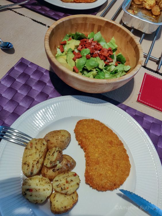 Salade met kipschnitzel en aardappeltjes