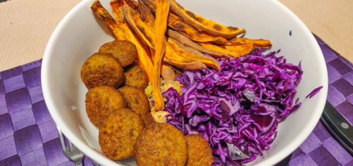 Bowl met rode kool en zoete aardappelfriet en falafel