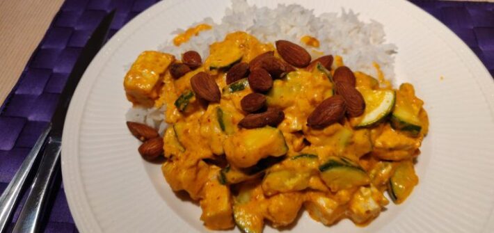 Curry met courgette en amandelen