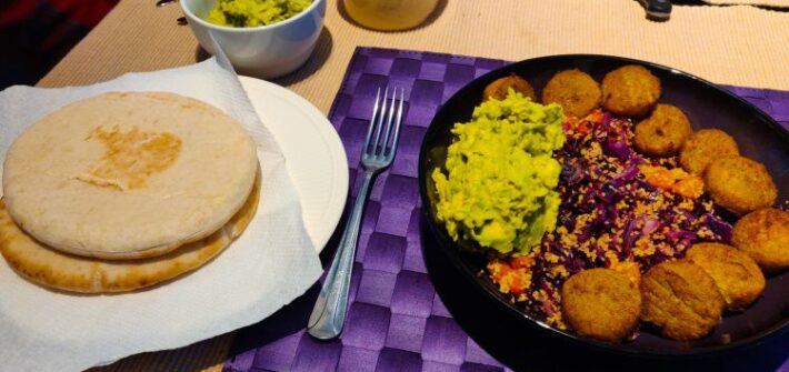 Couscous met rode kool en falafel