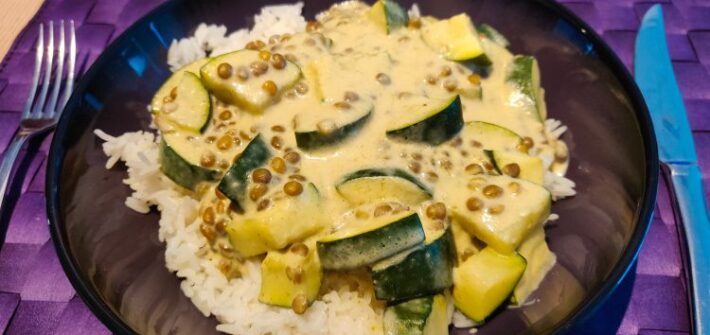 Curry met courgette en linzen