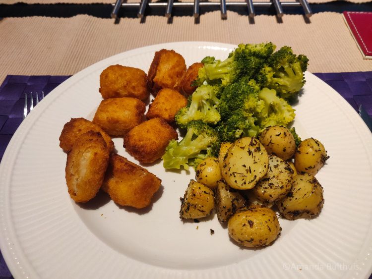 Vegan kibbeling met aardappels en broccoli