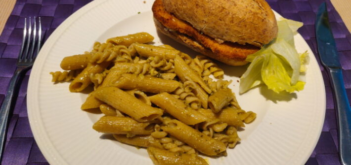 Pasta met broodje groenteschnitzel