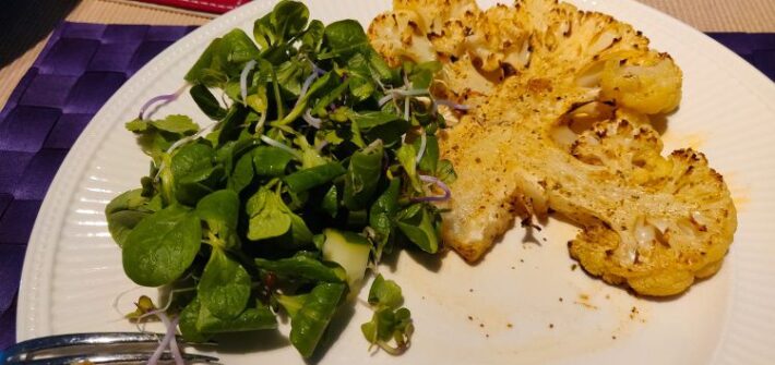 Bloemkoolsteaks met salade