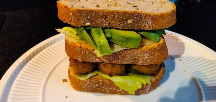 Sandwich met falafel en avocado